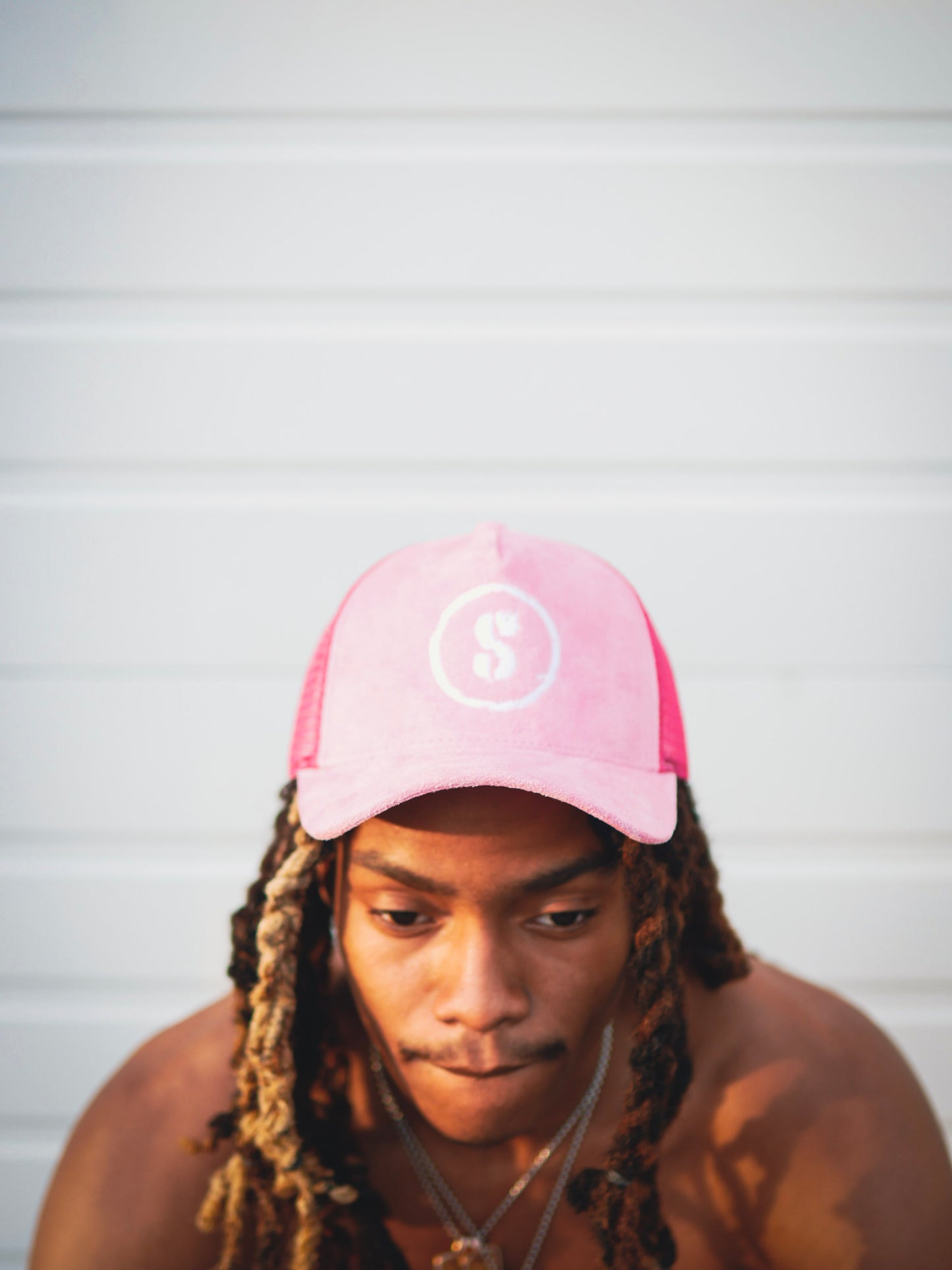 Syndicate stamp pink & white hat