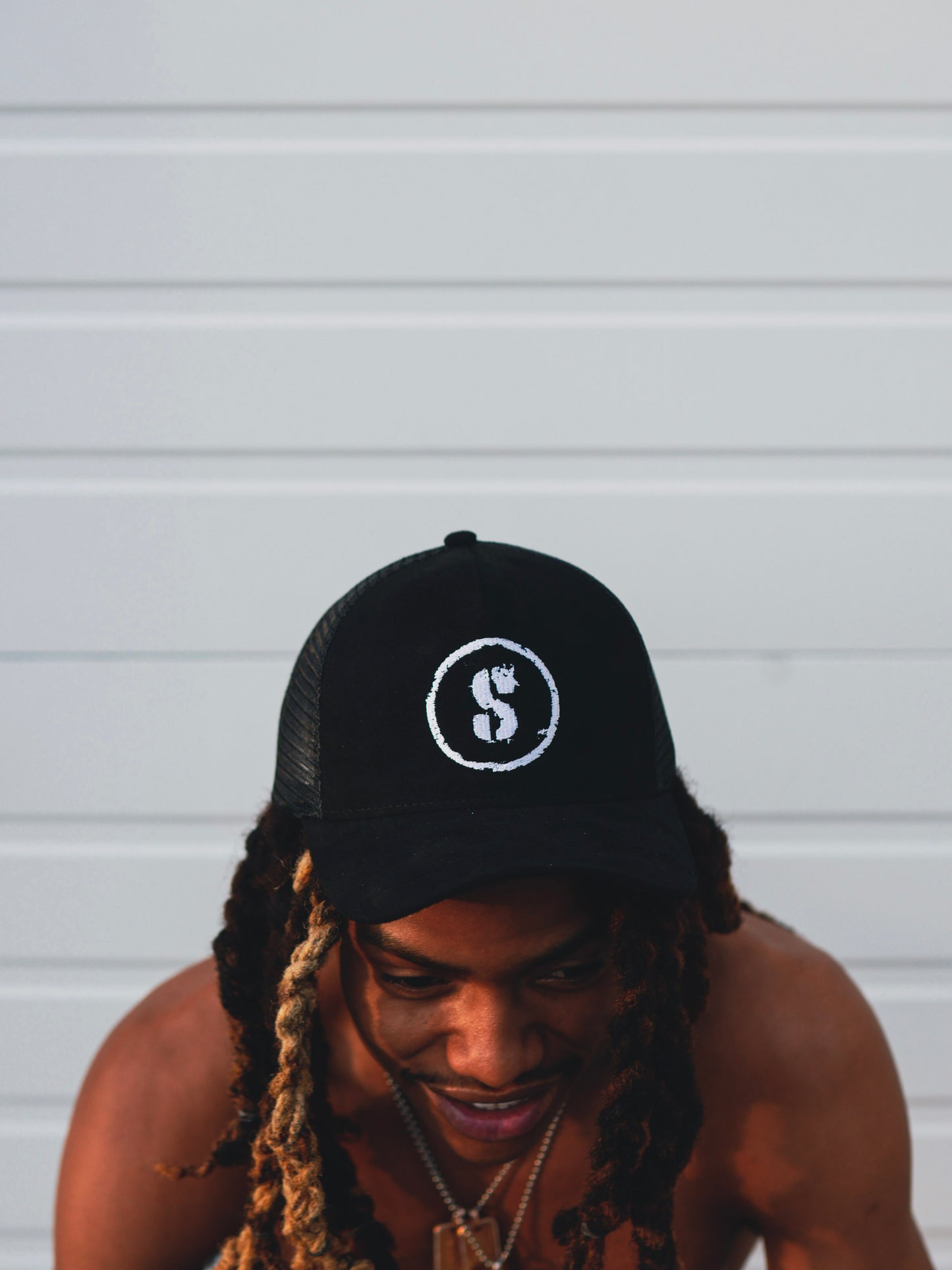 Syndicate stamp black & white hat