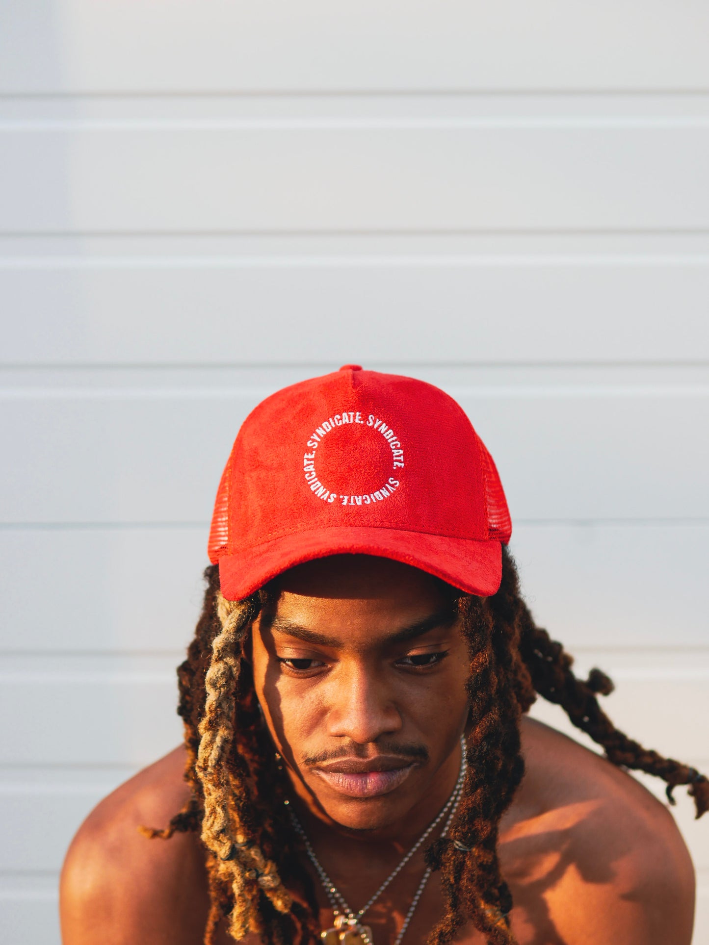 Circle syndicate red & white hat